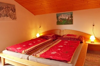 Schlafzimmer mit Naturholzmöbeln