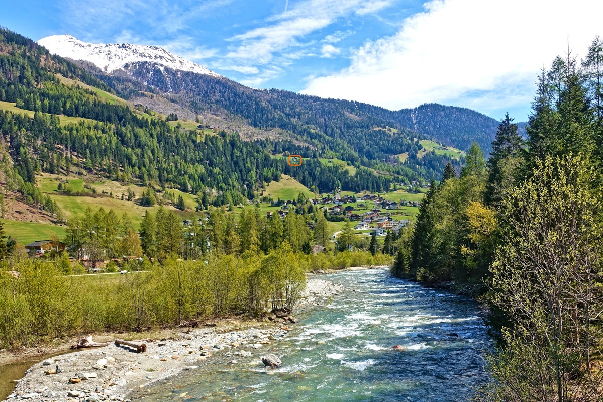 Blick auf unser Dorf mit der Wallfahrtskirche Maria Dornach, oben am Berg unser Almchalet (rot)