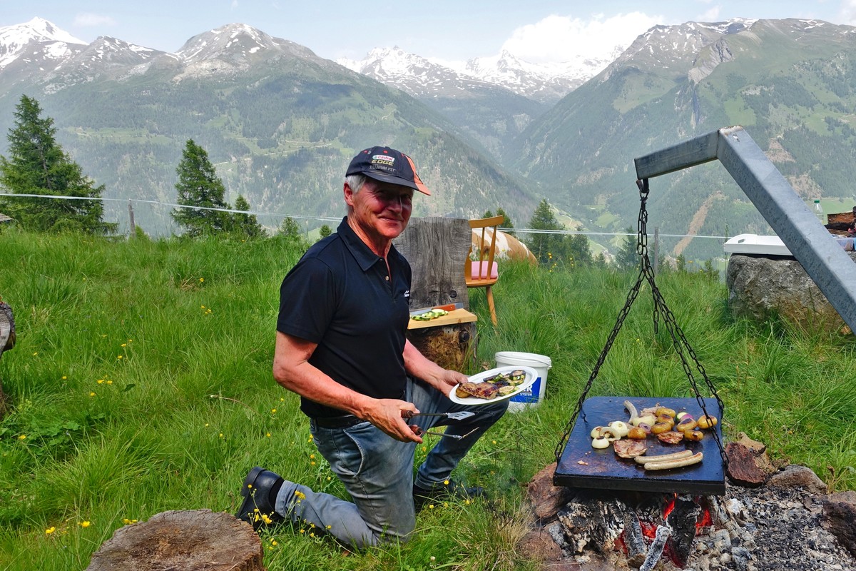 Im Sommer machen wir mit unseren Gästen Grillausflüge auf eine Hochalm, mit dem Geländewagen, damit auch jeder mitkann | © Almchalet Goldbergleiten Im Sommer machen wir mit unseren Gästen Grillausflüge auf eine Hochalm, mit dem Geländewagen, damit auch jeder mitkann | © Almchalet Goldbergleiten