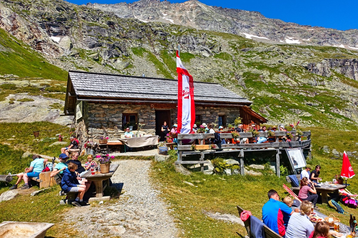 Urig und authentisch: Die Goldgräberhütte am Mölltaler Gletscher, auch für ältere Gäste oder mit Kleinkindern problemlos zu erreichen | © Almchalet Goldbergleiten Urig und authentisch: Die Goldgräberhütte am Mölltaler Gletscher, auch für ältere Gäste oder mit Kleinkindern problemlos zu erreichen | © Almchalet Goldbergleiten