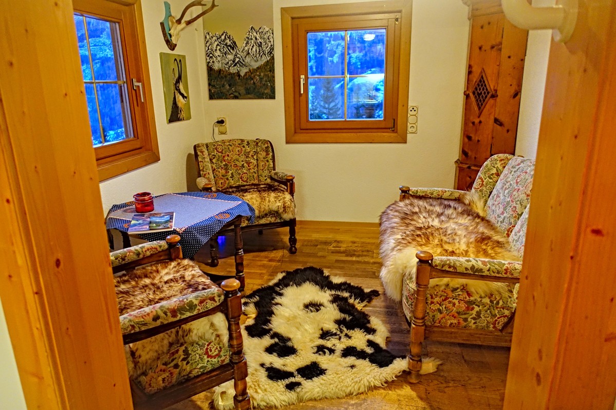 Unser Jagdzimmer, eingerichtet mit Antiquitäten, Gemälden und Jagdtrophäen. Zum Kuscheln, ein schönes Buch Lesen, in Ruhe einen guten Wein geniessen. Unser Jagdzimmer, eingerichtet mit Antiquitäten, Gemälden und Jagdtrophäen. Zum Kuscheln, ein schönes Buch Lesen, in Ruhe einen guten Wein geniessen.