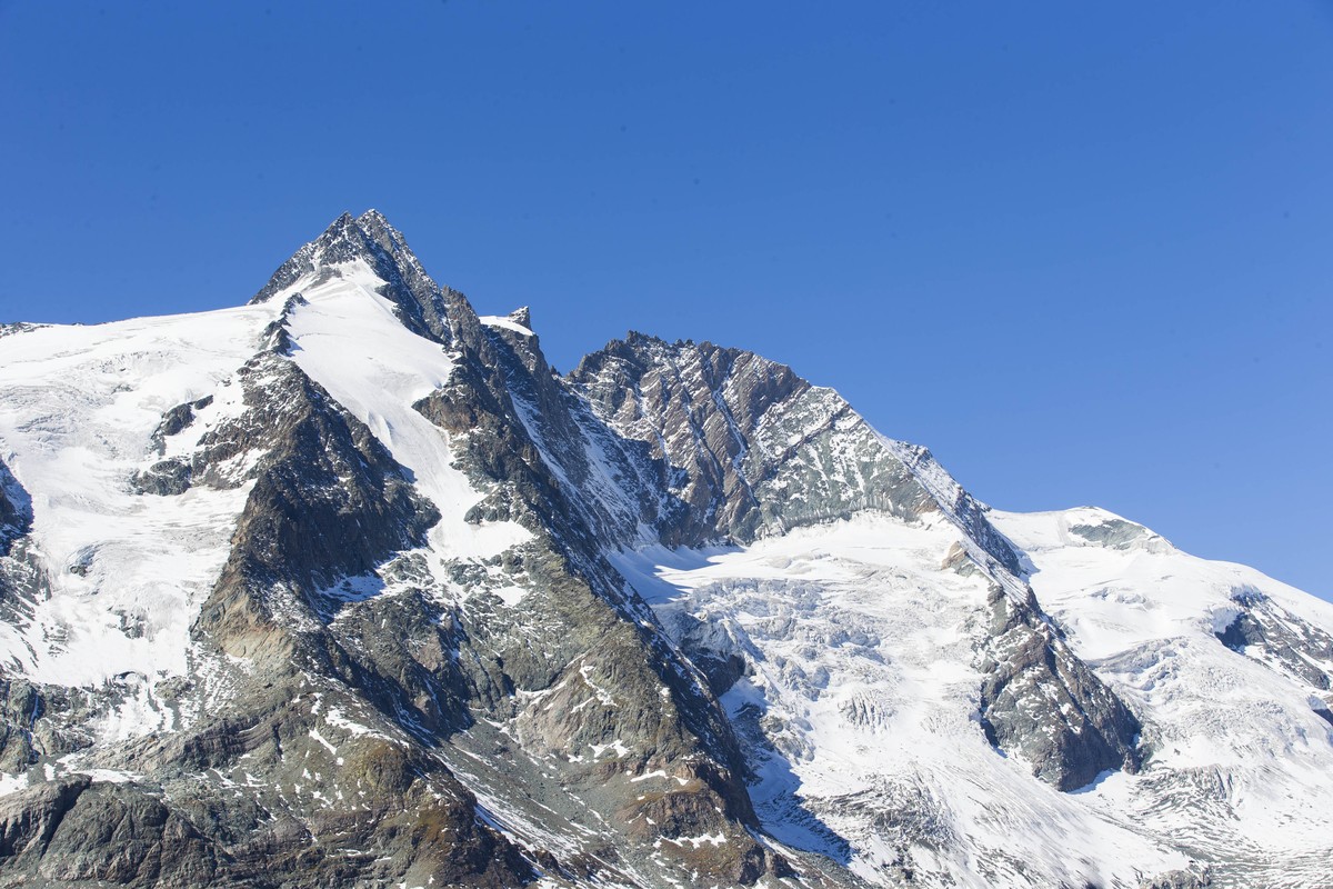 Da wird einem schon beim Anblick kalt: Der Großglockner-Gipfel (3,798 m) mit seinen Gletschern im Sommer | © grossglockner.at/Kolarik
