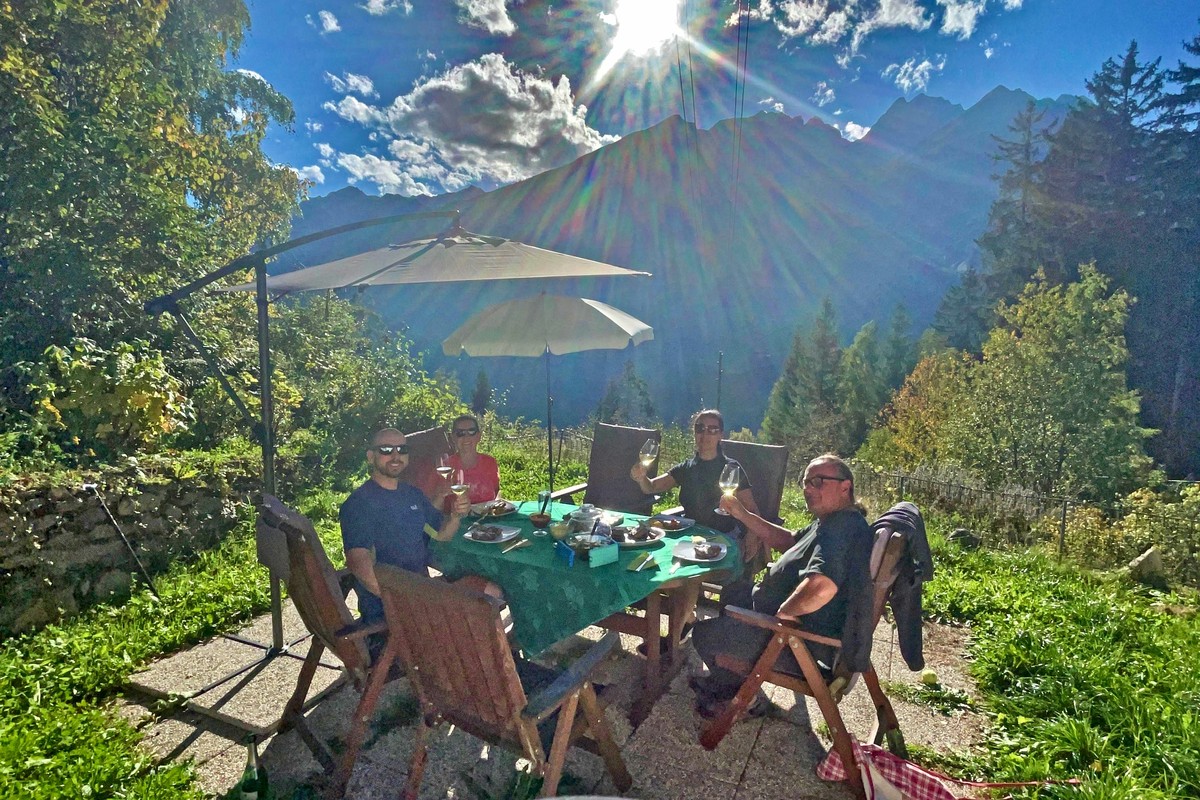 Auf unserer Sonnenterrasse lässt es sich gut feiern| © Almchalet Goldbergleiten