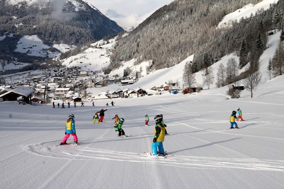 Im Hochwinter gibt es einen Kinder-Skilift nur 15 Minuten zu Fuß von uns. Im Hochwinter gibt es einen Kinder-Skilift nur 15 Minuten zu Fuß von uns.