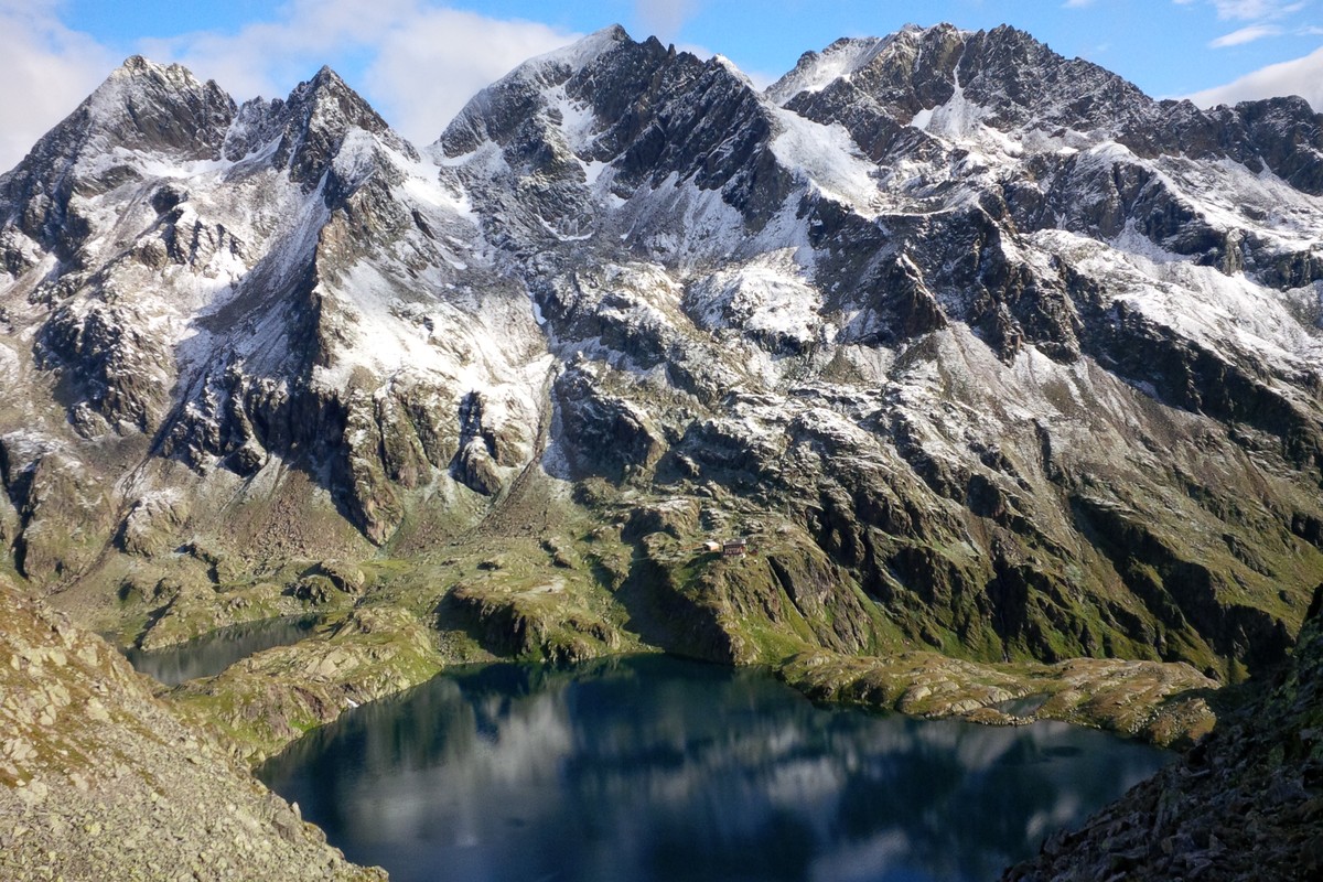 Der Wangenitzsee (2.465 m) mit der Wangenitzsee-Hütte und dem Petzek-Gipfel (rechts, 3.283 m), angezuckert im Spätsommer | © FKSM CC BY-SA 4.0 Der Wangenitzsee (2.465 m) mit der Wangenitzsee-Hütte und dem Petzek-Gipfel (rechts, 3.283 m), angezuckert im Spätsommer | © FKSM CC BY-SA 4.0