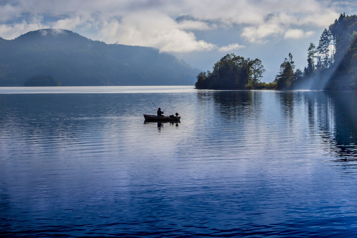 Romantisch: Angeln vom Boot aus im Bergsee | ©  Denny Franzkowiak, Pixabay