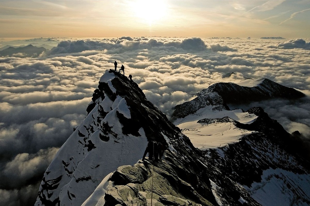 Bergfreiheit über den Wolken - auf dem Kleinglockner-Gipfel (3.770 m) im Morgenlicht | © Nationalpark Hohe Tauern Bergfreiheit über den Wolken - auf dem Kleinglockner-Gipfel (3.770 m) im Morgenlicht | © Nationalpark Hohe Tauern