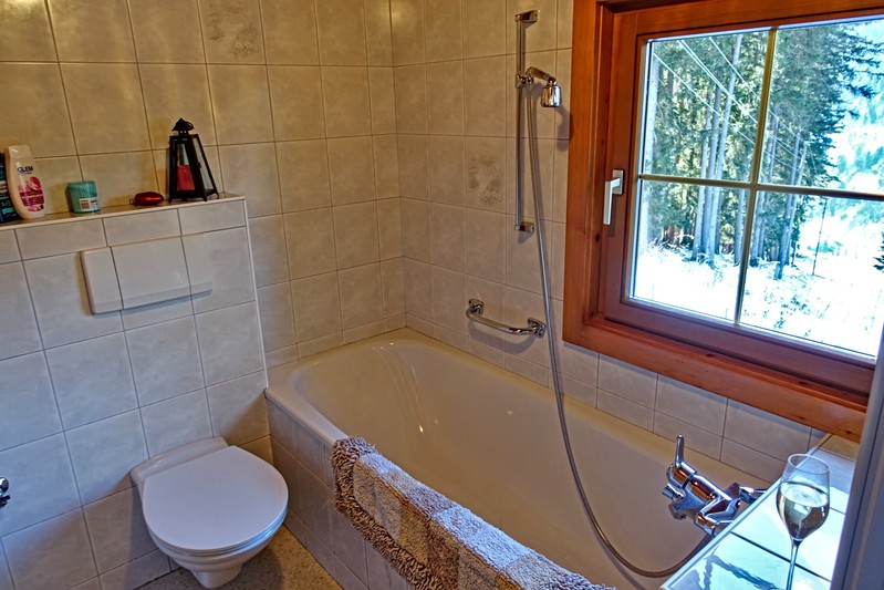 Bagno luminoso con vasca e box doccia extra