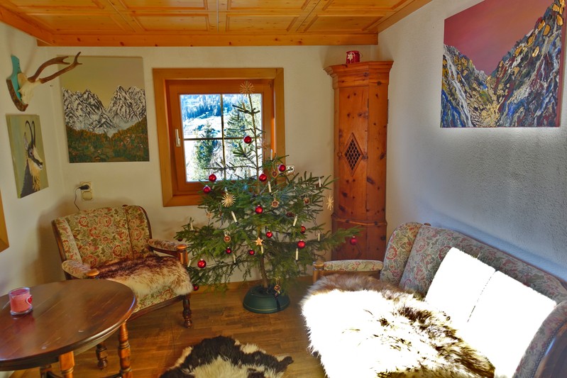 Sala lettura con oggetti d'antiquariato e opere d'arte
