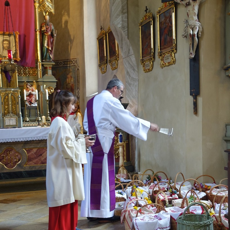 Bei der traditionellen Speisenweihe werden die Osterspeisen in unserer Pfarrkirche gesegnet. | © Almchalet Goldbergleiten