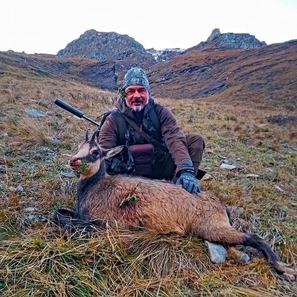 Jagderfolg auf 2.500 m Höhe im Großglockner-Massiv, nach 3 herausfordernden Pirschtagen | © Almchalet Goldbergleiten Jagderfolg auf 2.500 m Höhe im Großglockner-Massiv, nach 3 herausfordernden Pirschtagen | © Almchalet Goldbergleiten