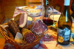 Hausgeräucherte Würste, Speck, Salami, Ossokollo vom Nachbarsbauern, dazu ein kräftiger Rotwein - das ist authentische Almkost