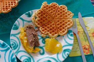 Pasteten sind unsere Hausspezialität - Hühnerleberpastete mit Bitterorangen und Brüsseler Waffeln