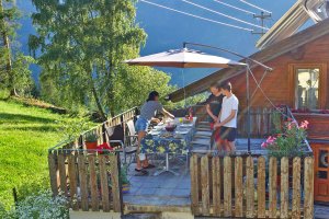 Es gibt 2 grosse Terrassen: Die Bergterrasse für bis zu 12 Personen ... Es gibt 2 grosse Terrassen: Die Bergterrasse für bis zu 12 Personen ...