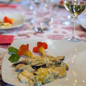 Herbstliche Genüsse aus der Almhaus-Küche, dazu edle Tropfen aus dem Weinkeller des Hausherren und Schnaps zum "Totvertrinken" | © Almchalet Goldbergleiten